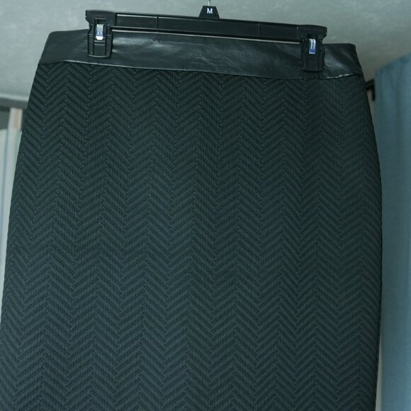 Black Chevron Faux Leather Waistband Pencil Knee Skirt - Picture 2 of 5